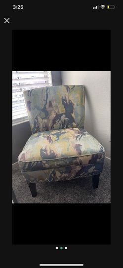 2 Accent Chairs . No Rips Or Stains . In Great Condition