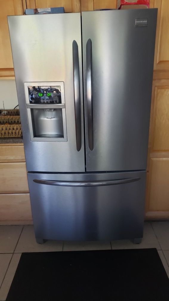 FRIGIDAIRE REFRIGERATOR for Sale in Fort Lauderdale, FL OfferUp