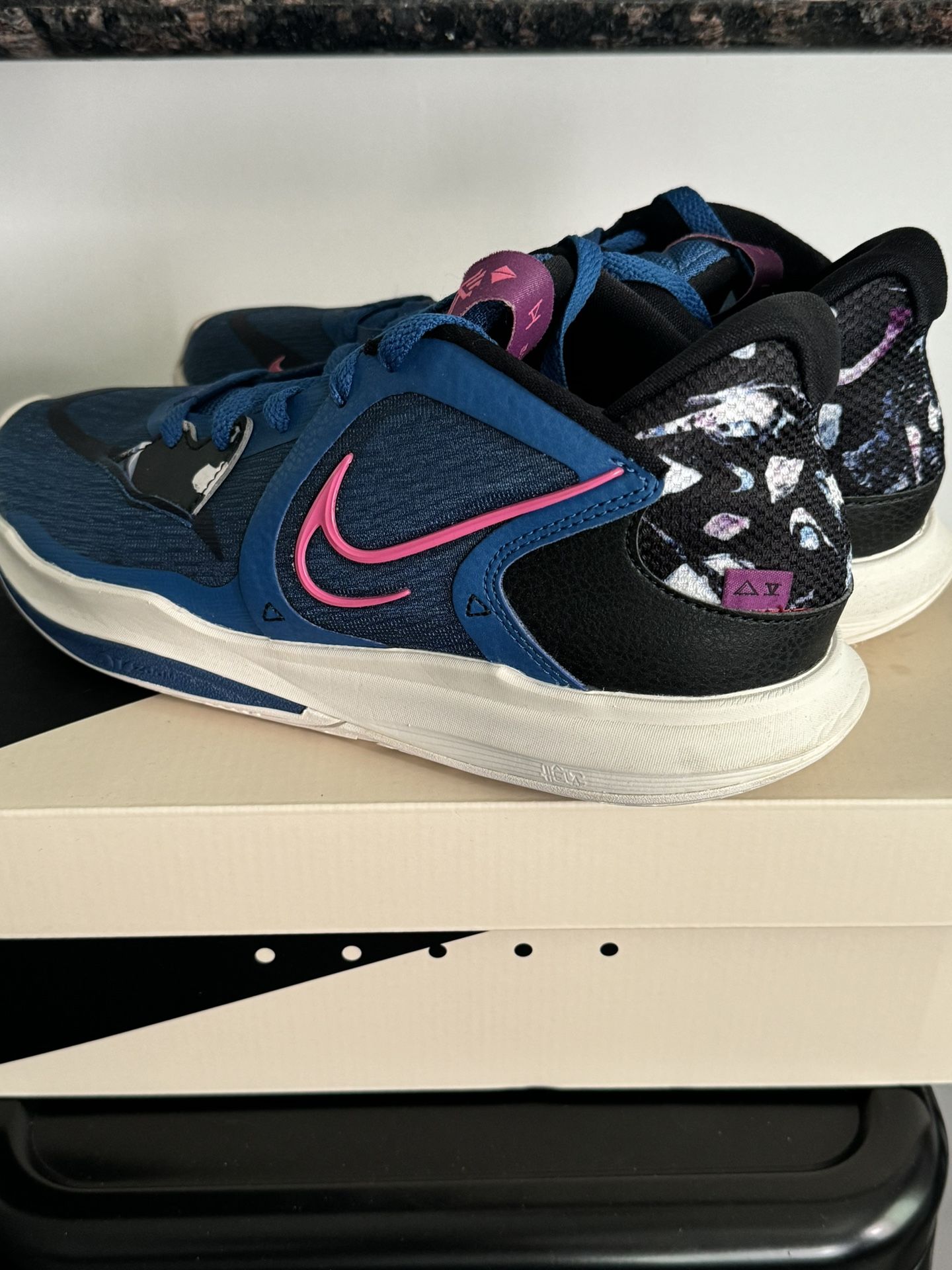 Nike Kyrie Low 5 Dark Marina Blue Size 8 Men’s/ 9.5 Women’s NDS