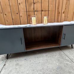 Nice Entertainment Table. Low Profile. Can Deliver It. For Extra $ 