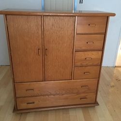 Dresser Large Holds A lot Solid Oak Metal Drawer Rails 