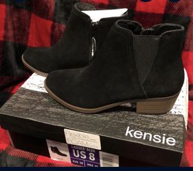New Kensie boot In black size 8.
