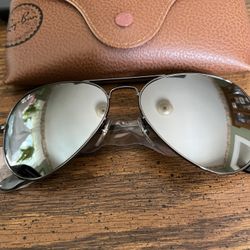 RAY BAN AVIATORS w/ GUNMETAL FRAME & SILVER MIRROR LENSES. BRAND NEW. 