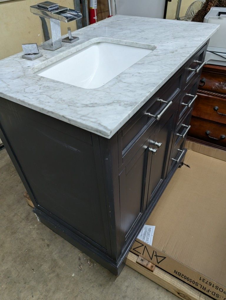 allen + roth Roveland 36-in White Undermount Single Sink Bathroom Vanity with Carrara Natural Marble Top