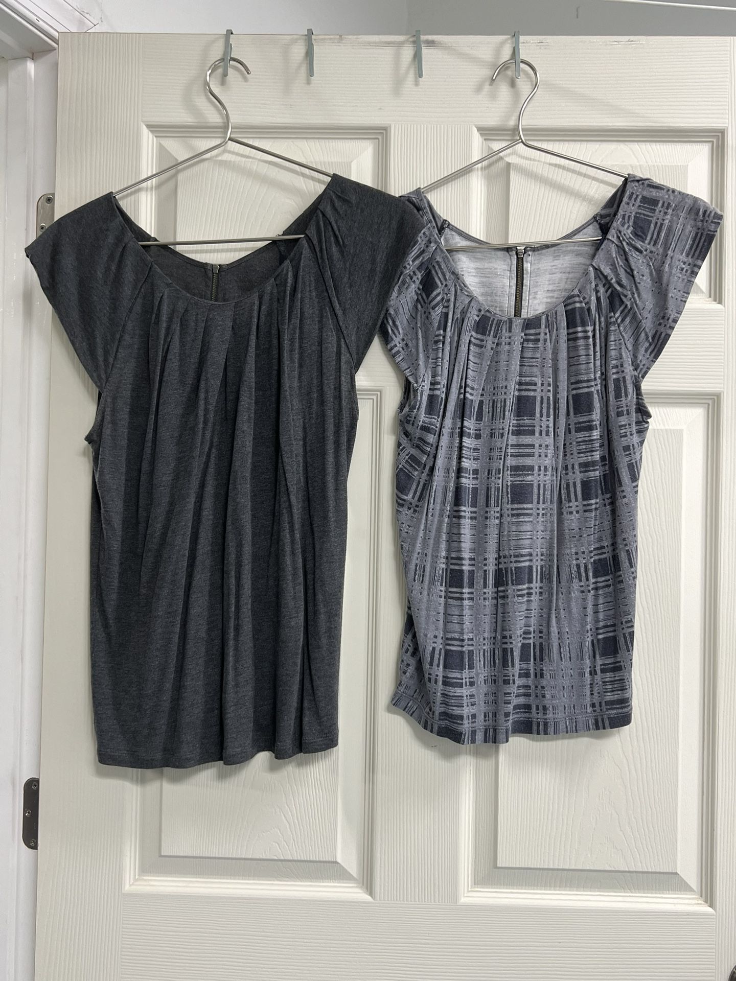 Lot of 2 - Banana Republic Gray Short Sleeve Tops - Size Medium - GUC