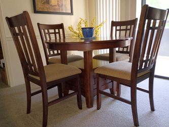 American Furniture Dining Room Table & Chairs w/Leaf