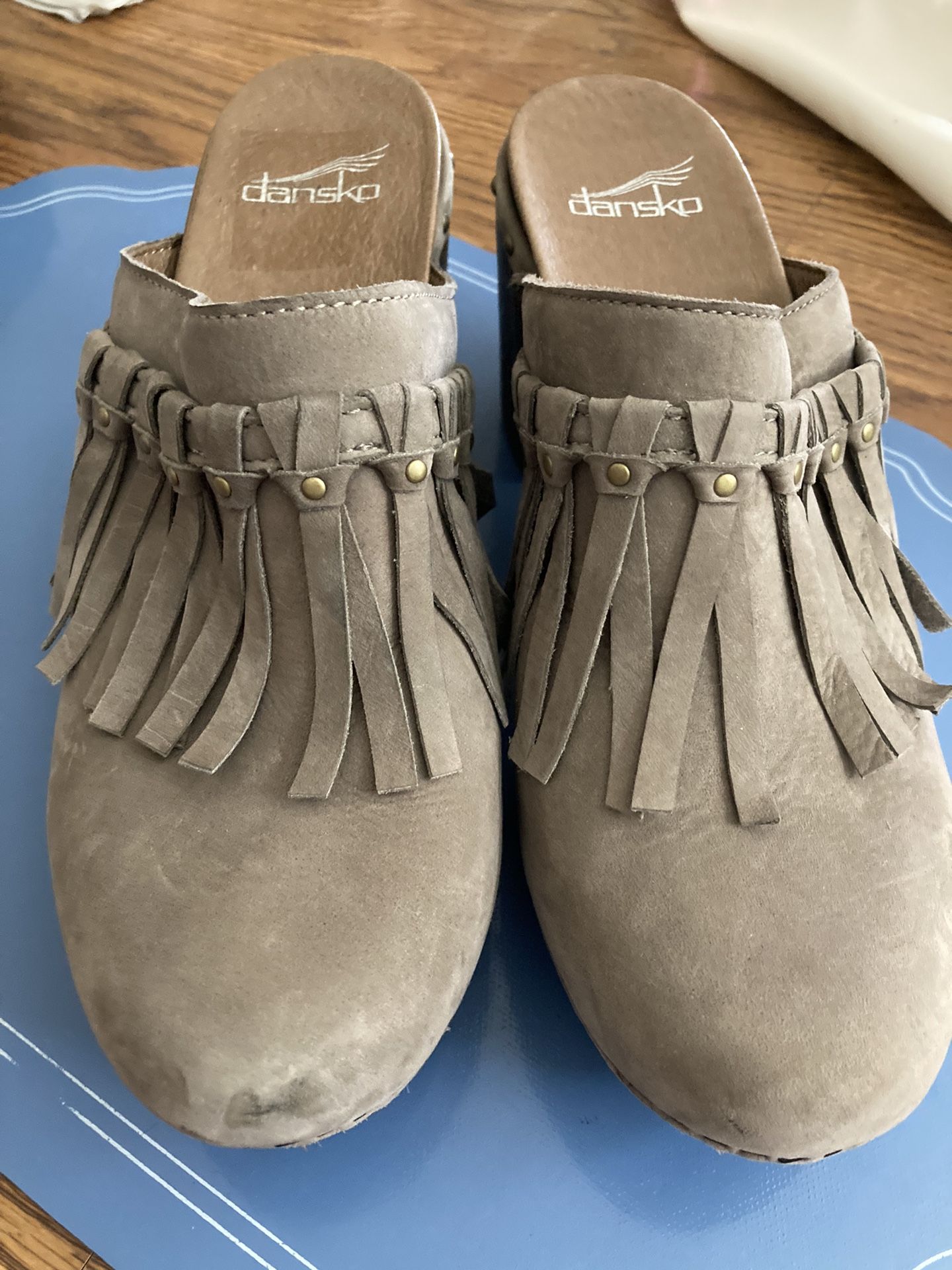 Néw Womens Dansko Gray Suede Fringed Platform Mules Size 39