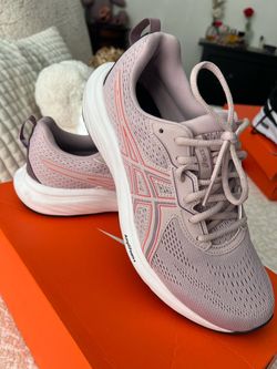 ASICS Women tennis shoes Size 9