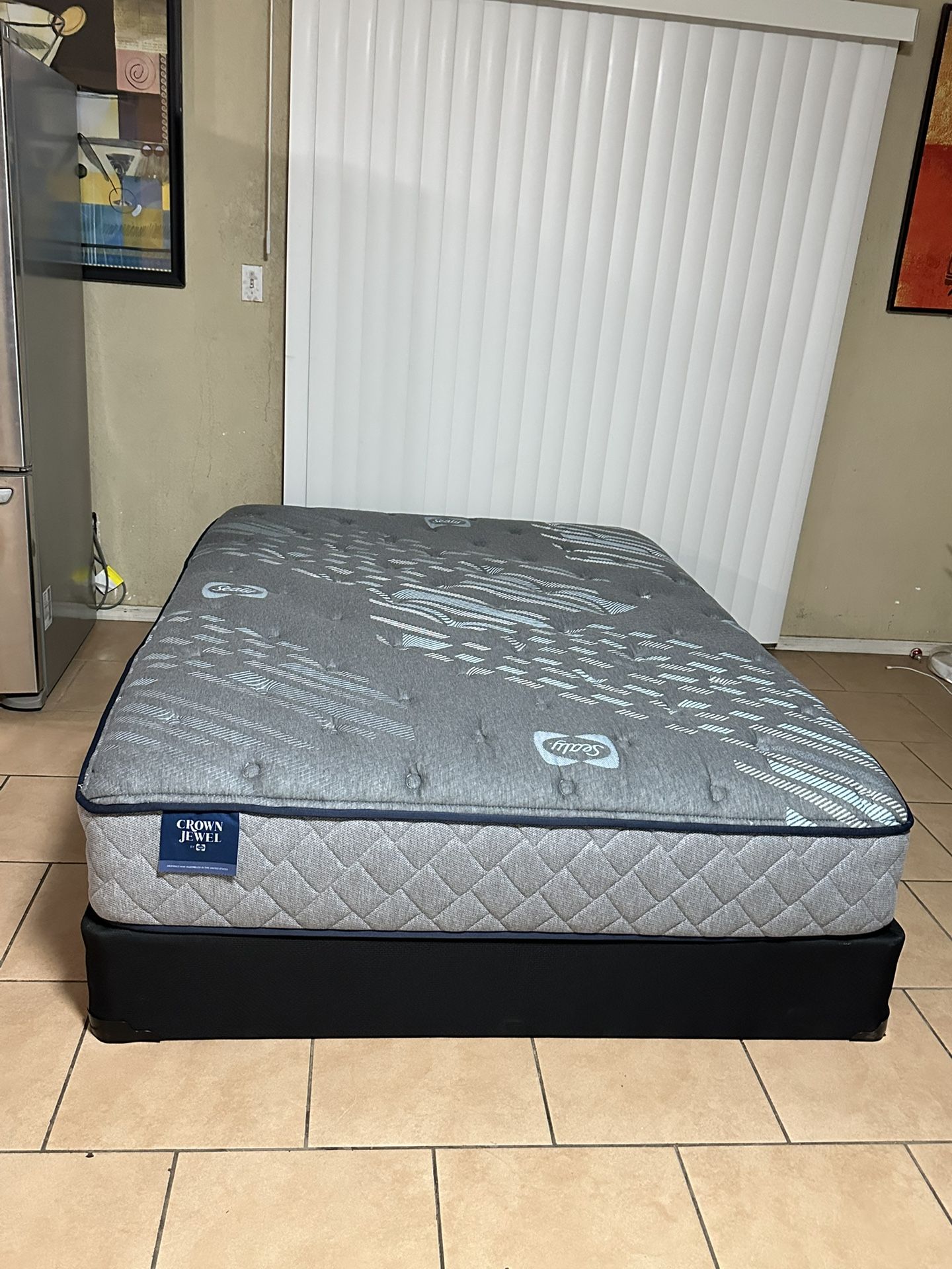 QUEEN SIZE SET SEALY BRAND, LIKE NEW.