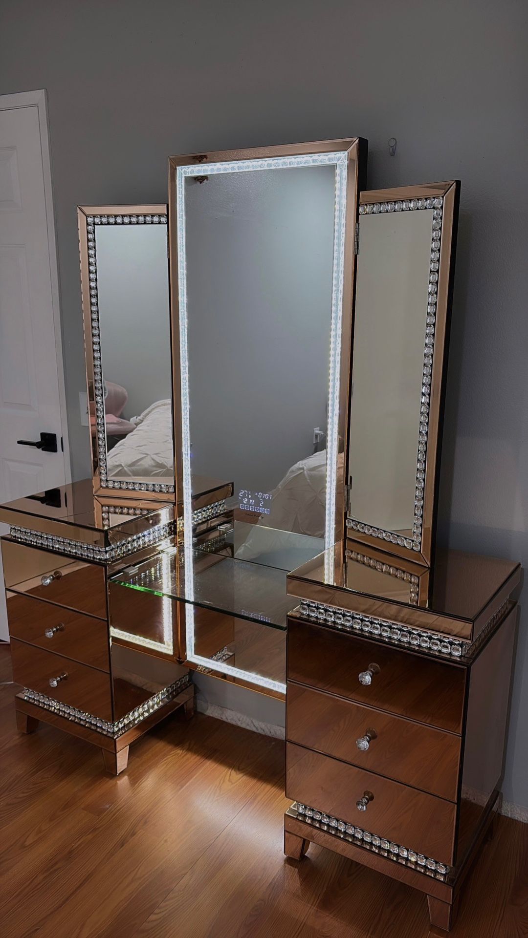 Vanity / Dresser