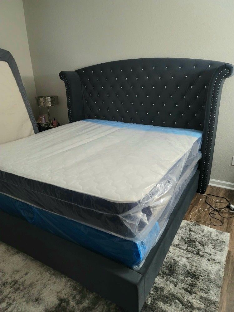 NEW KING PLUSH PILLOW TOP MATTRESS WITH BOX SPRING