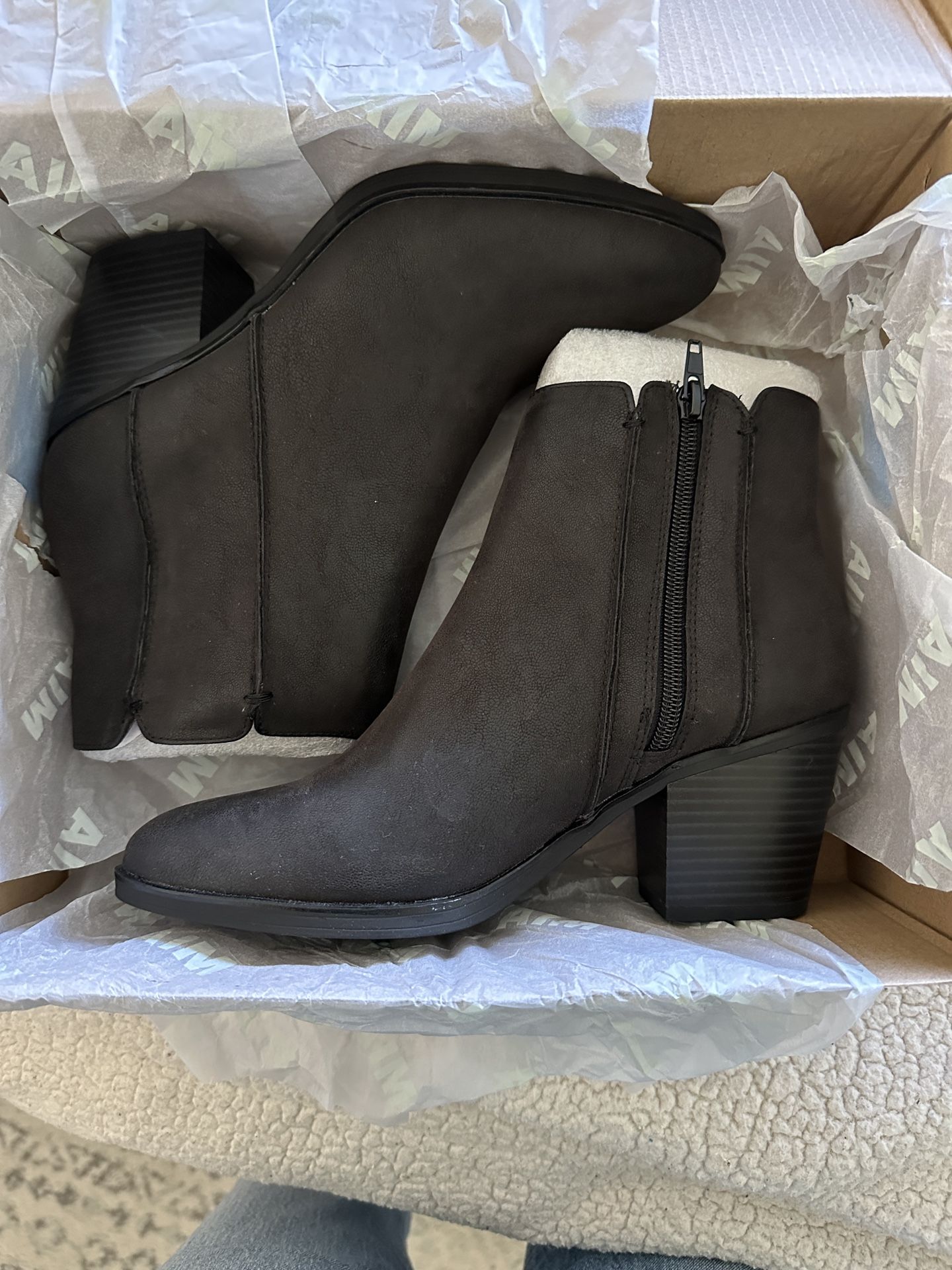 Size 7.5 Women’s Ankle Bootie (Black)