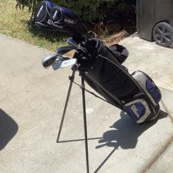 Junior golf club set where the back is also Wilson