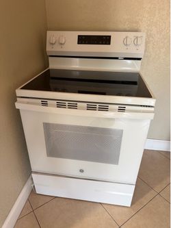 GE 30-in Freestanding Electric Range BRAND NEW