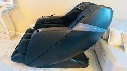 INSIGNIA 3D FULL BODY MASSAGE CHAIR