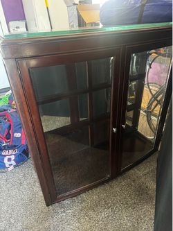 Top china cabinet with glass shelf