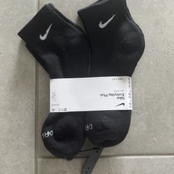 NEW NEVER WORN NIKE SOCKS