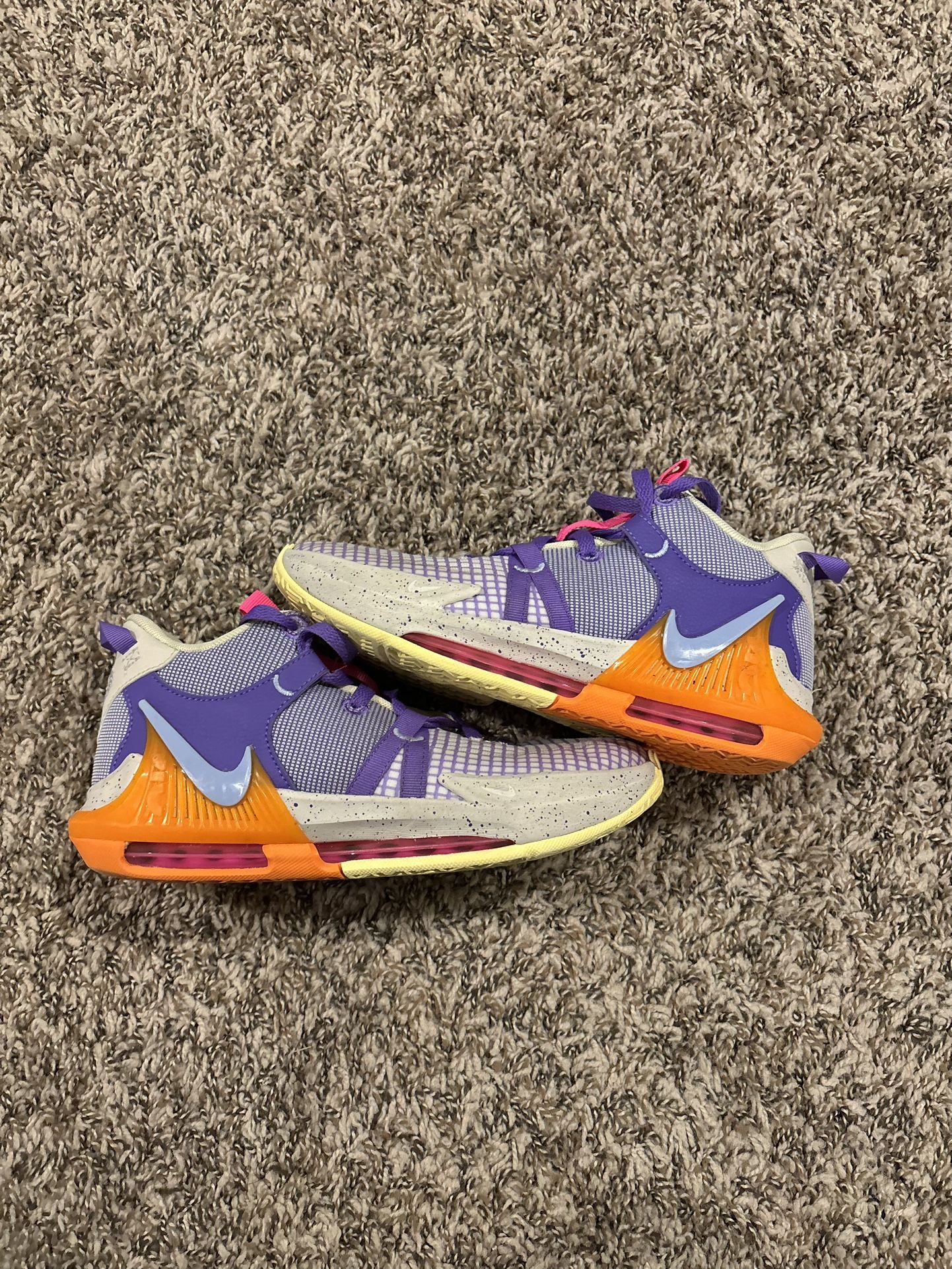 LeBron Witness 7 GS Basketball Shoes Size 6Y