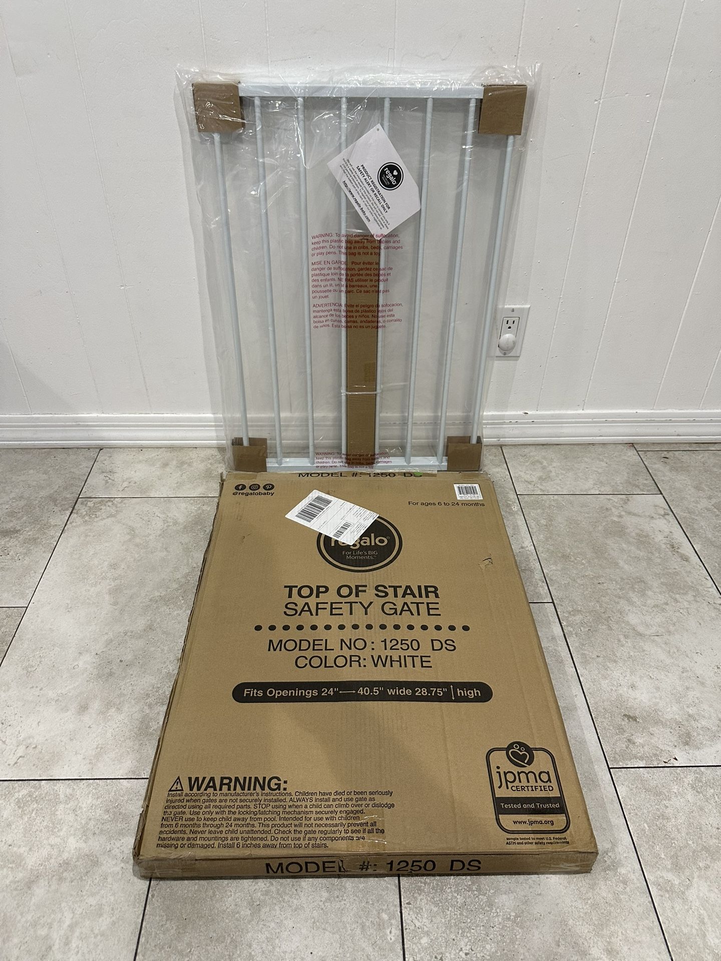 Wide Pet Gate / Baby Gate - Fits Openings 24” - 40.5”