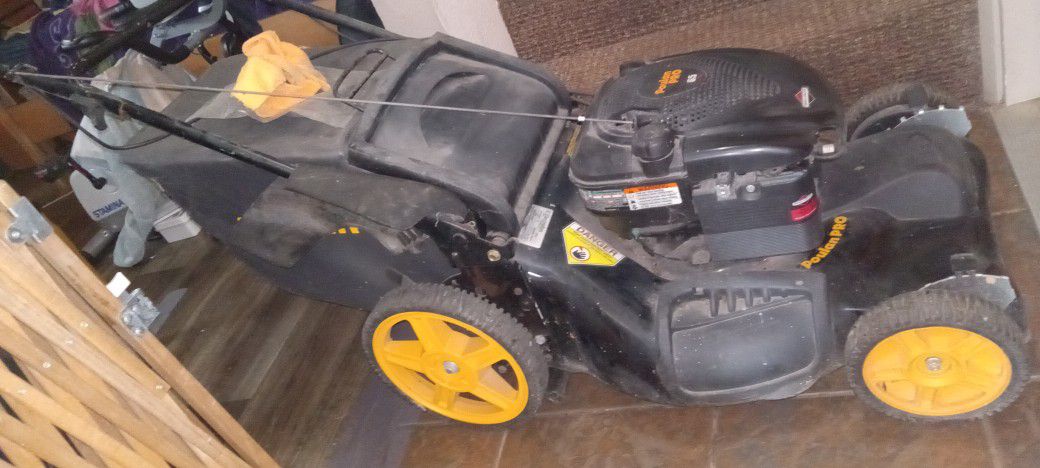 Poulan Pro BRIGGS AND STRATTON. LAWNMOWER.