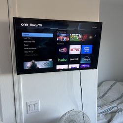 32” Roku With Adjustable Wall Mount