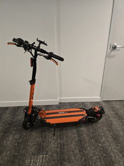Scooter  Emove CRUISER  ( Basically New )