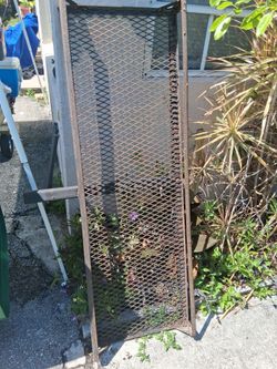 Solid metal hitch attach.Needs a coat of spray paint