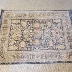 5x7 Green Patterned Rug