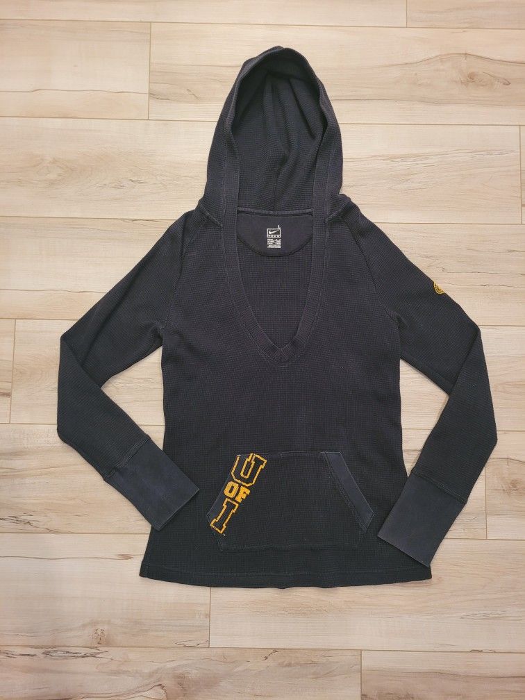 The NCAA Iowa Hawkeyes Logo Girls Thermal Long Sleeve hoodie. This good condition used hoodie is a Youth Large (12-14) and is in great ready to wear