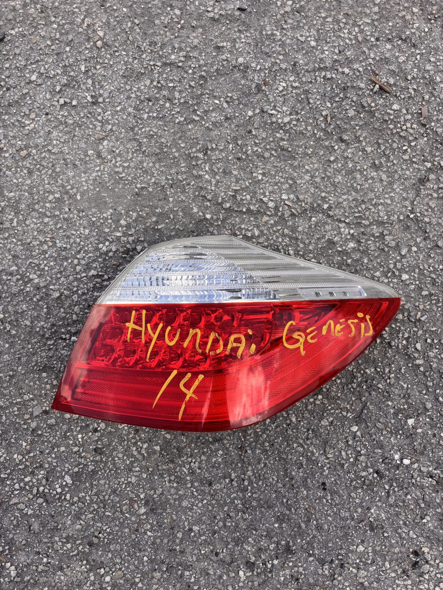 2014 hyundai genesis right tail light