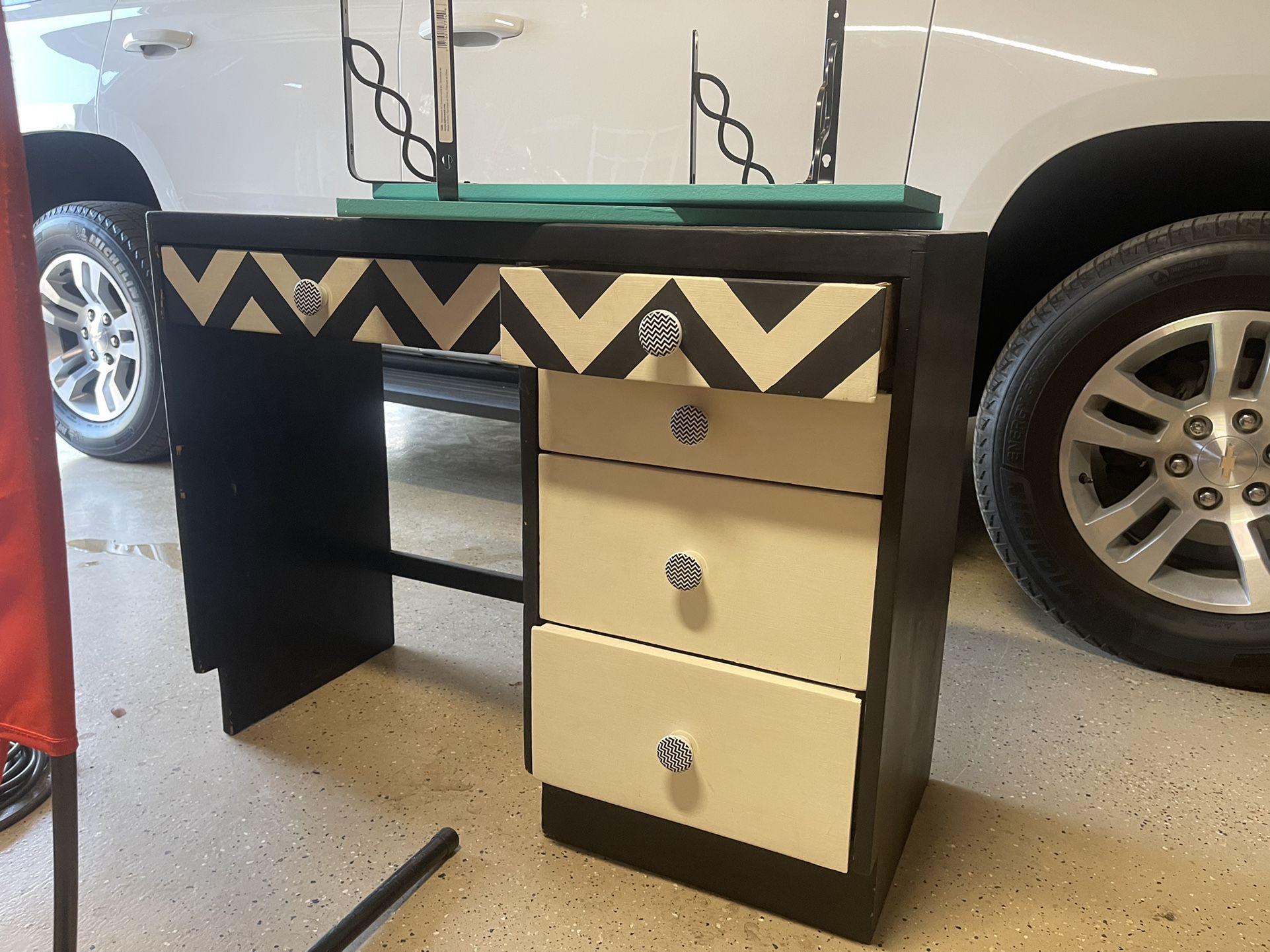 Cute Desk  Perfect For Kids Room  