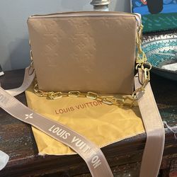 Gorgeous Purse New With Gold Hardware