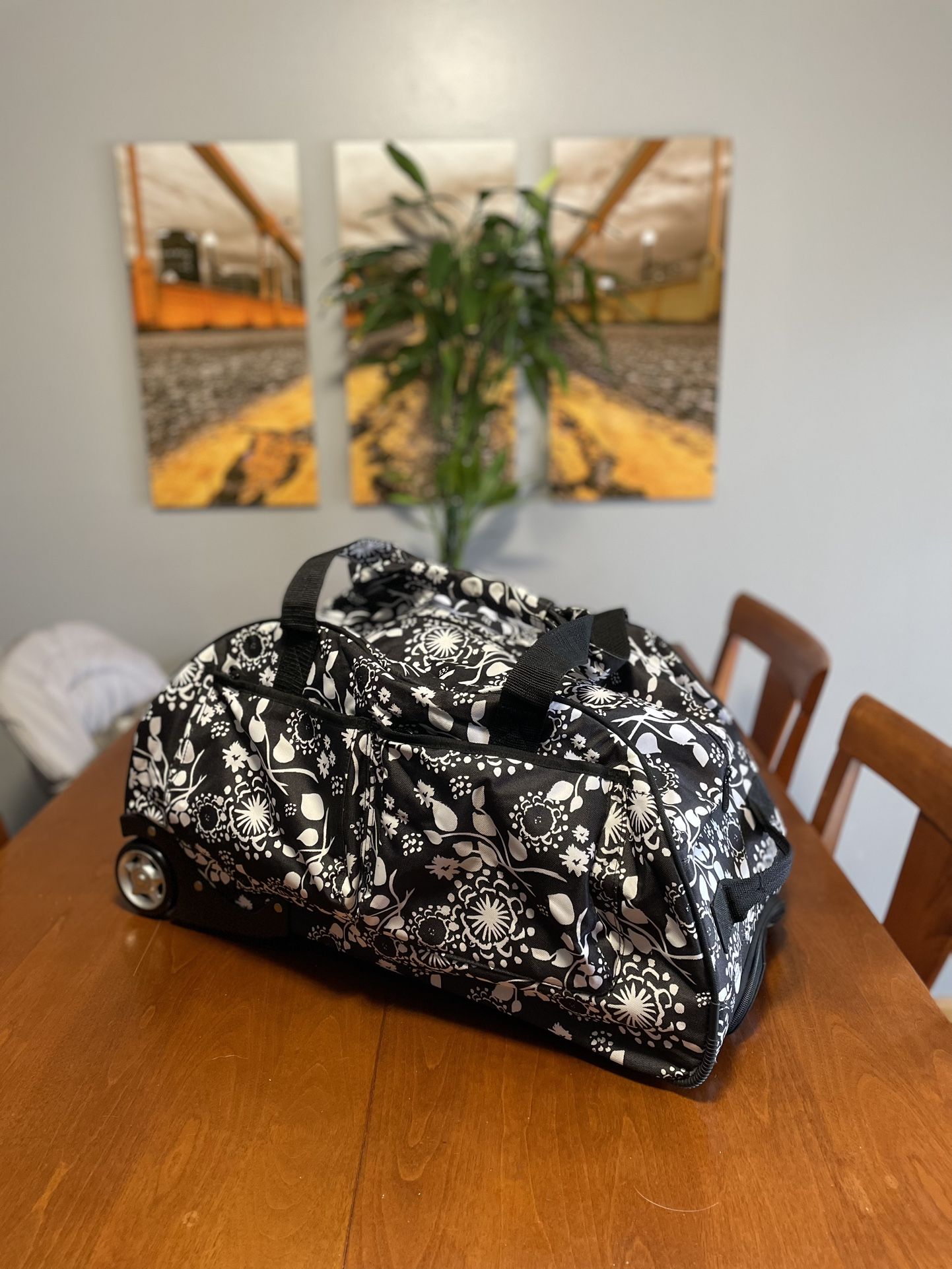 NEW ThirtyOne Rolling Carry On Bag