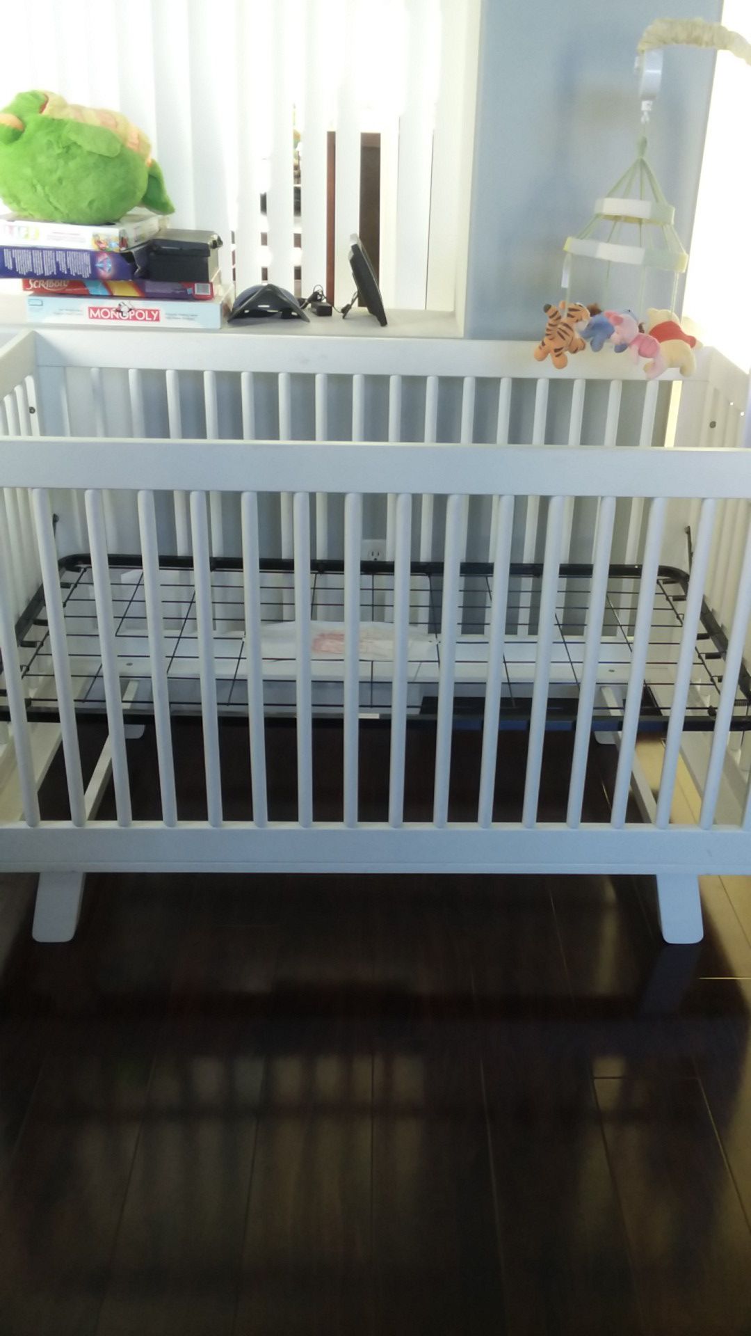 Crib - Converts to toddler bed