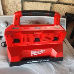 Milwaukee
M18 18V Lithium-Ion PACKOUT 6-Port Rapid Charger