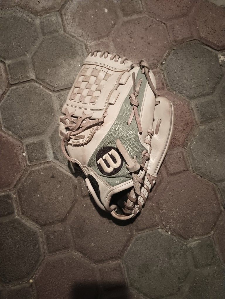 Wilson A2000 Softball Glove