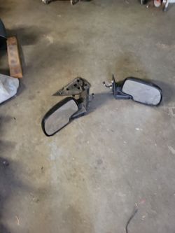 Chevrolet Silverado mirrors.