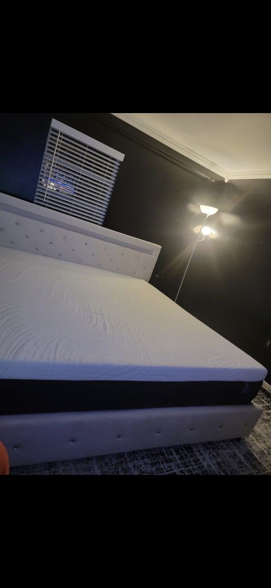 King Storage Bed With 4 Drawers And Like Brand New King Mattress