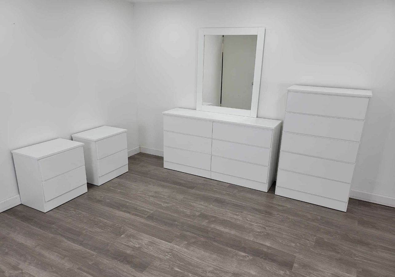 Dresser Whit Mirror , Chest And 2 Nightstands - Cómoda Con Espejo, Gavetero Y 2 Mesitas De Noche
