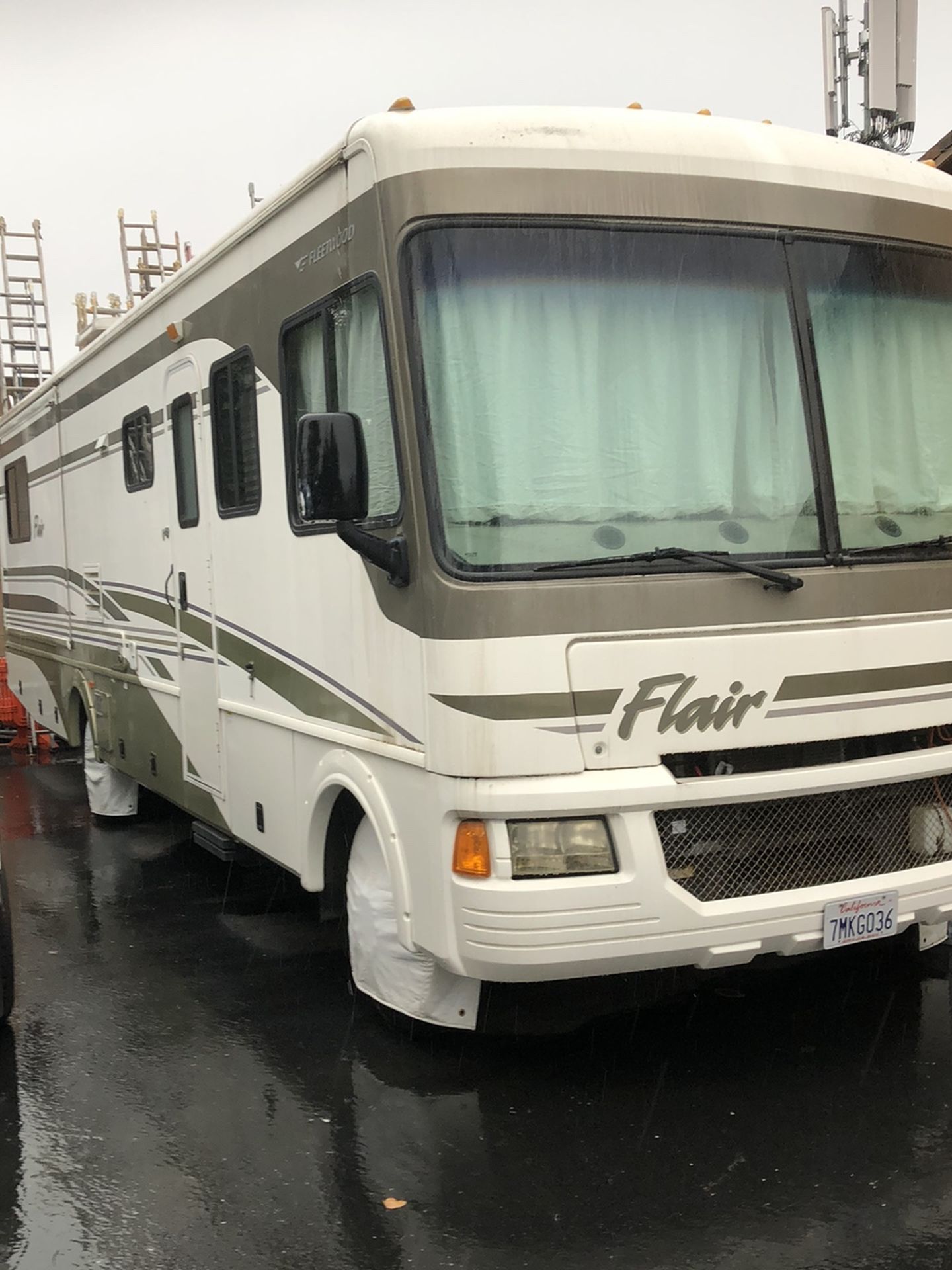 2004 Fleetwood Flair RV 33R