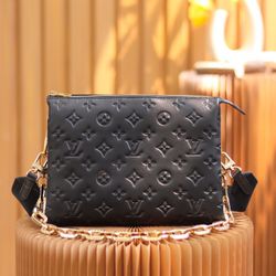 A classic sheepskin women's cross-body baggy