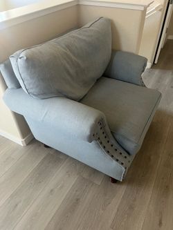 Amazing oversized chair—like new