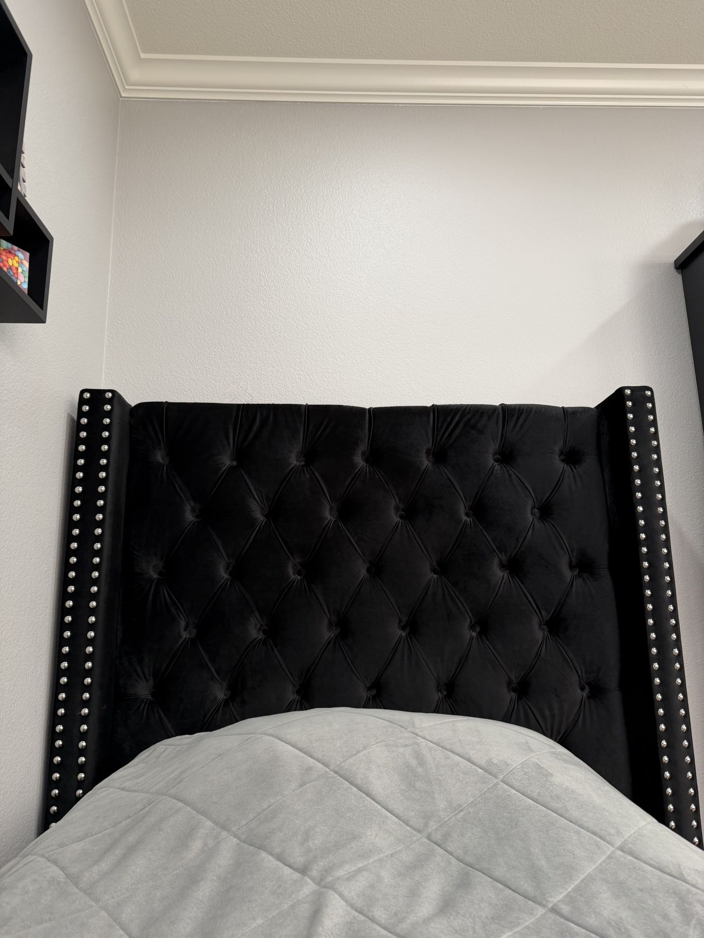 Twin Bed And Chest Set