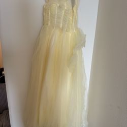 Light Yellow Tulle Gown – Size 10