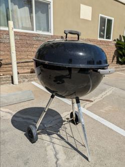 Black Weber Kettle Charcoal Grill (needs a lil TLC) - Priced to Sell!