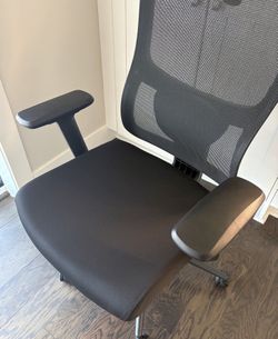 BRAND NEW! Ergonomic Fully Customizable Office Chair Mesh Back - Black