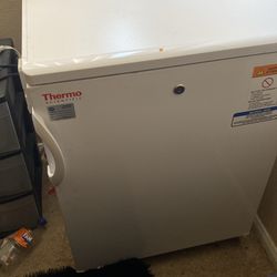 Mini fridge with freezer