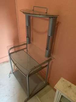 Escritorio de metal y vidrio