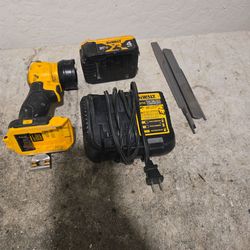 Luz Dewalt y  Vateria Y Cargador