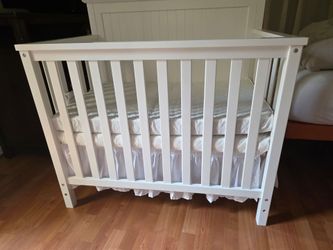 Mini white crib with matrress